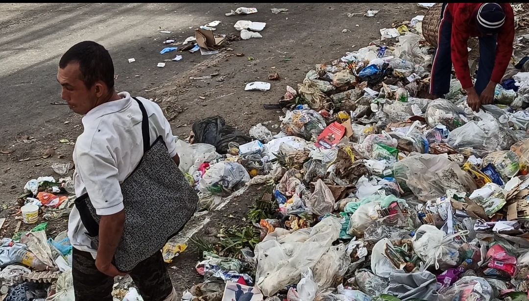 En Petare, la basura de algunos mitiga el hambre de otros