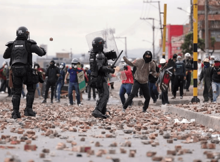Tensión en Bogotá por enfrentamientos entre la «primera línea» y el Esmad