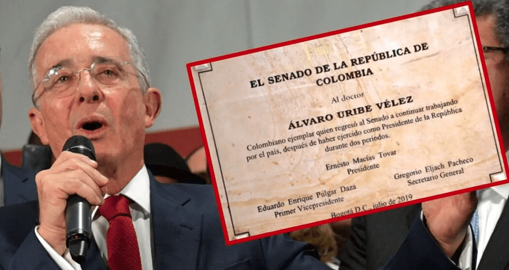 Placa que dice «Álvaro Uribe Vélez es un colombiano ejemplar» seguirá en el Congreso