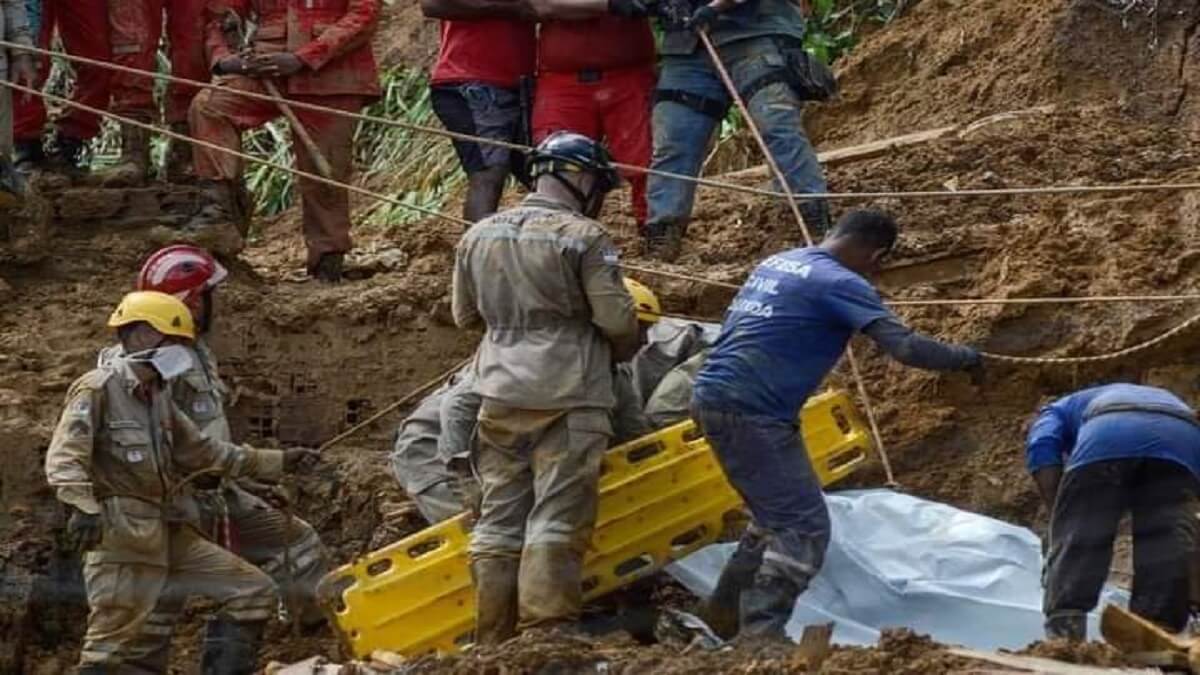 AUMENTAN LAS VÍCTIMAS de las lluvias: llegan a 56 muertos y hay otros 56 desaparecidos, en Brasil