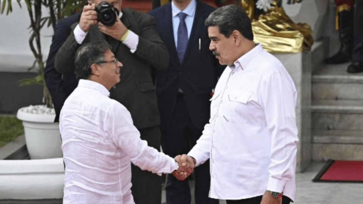 Comienza encuentro en Miraflores: Petro y Maduro se estrechan las manos