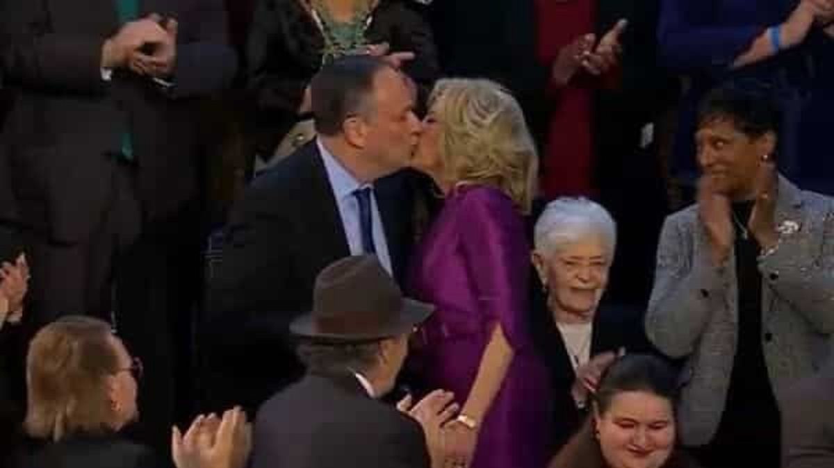 VEA el polémico «BESITO» entre la Primera Dama de EE.UU. y el esposo de Kamala Harris (+VIDEO)