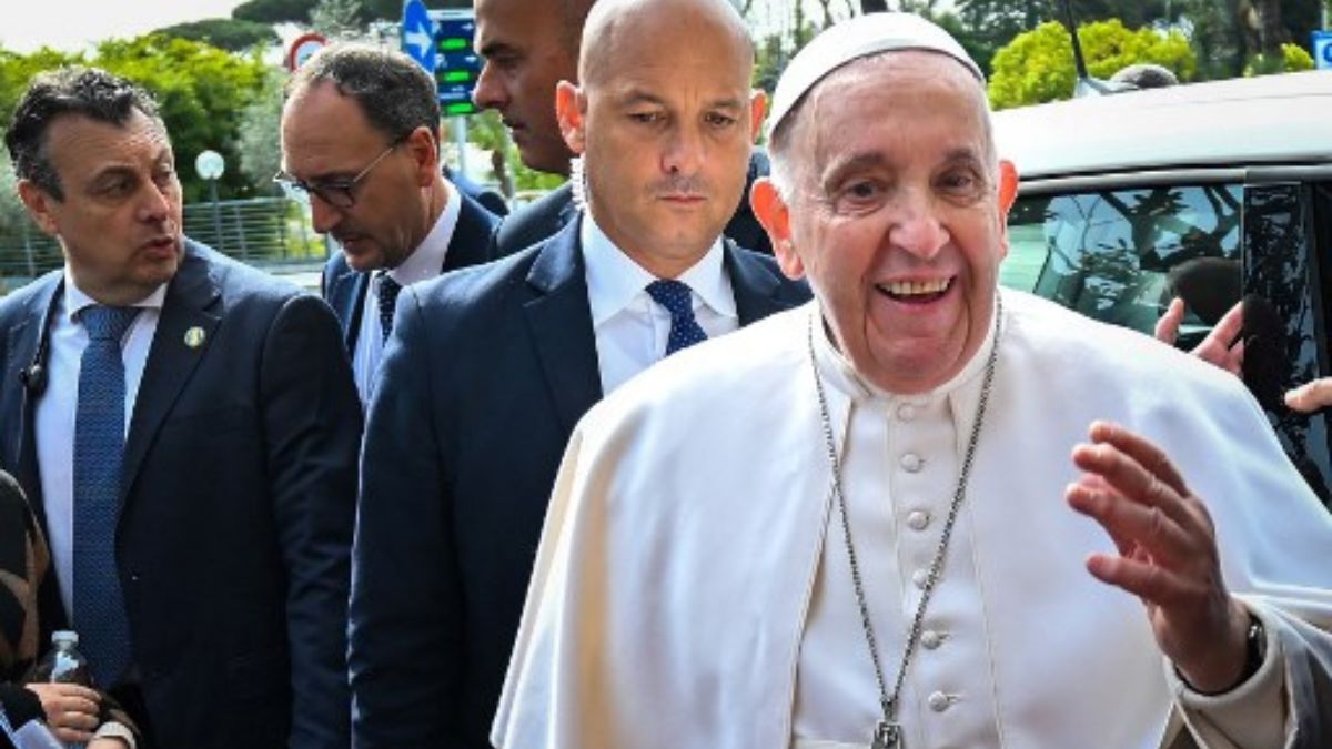 «AÚN ESTOY VIVO», dice el papa Francisco tras salir del hospital
