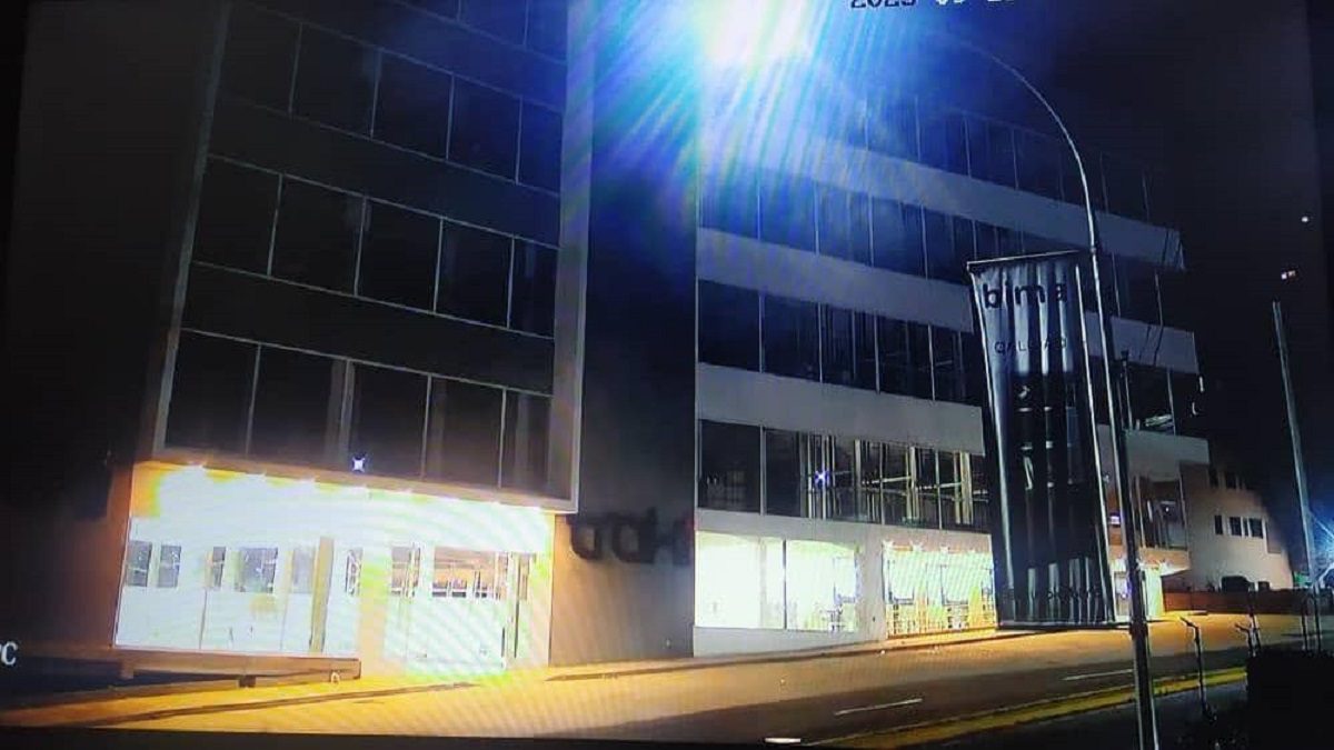 VECINOS DE EL HATILLO repudian enorme tienda por departamentos que causa molestias