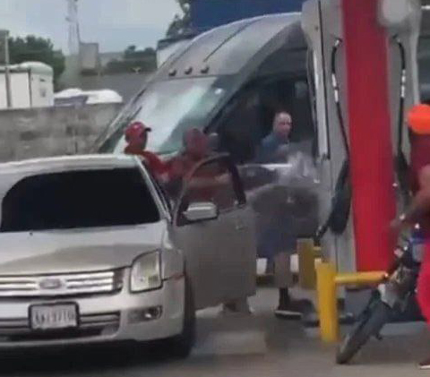 LO ROCIARON CON COMBUSTIBLE porque se coleó en la fila de la gasolina (+Video)