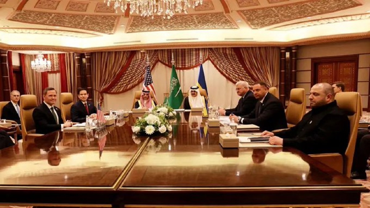 Con la MIRA en el ALTO al FUEGO: EE. UU. y Rusia inician nueva ronda de diálogo sobre Ucrania en Arabia Saudita