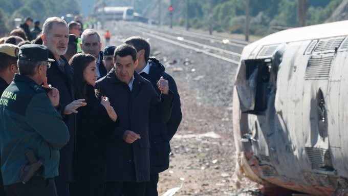 Felipe IV y la reina Letizia visitan la zona de desastre tras el choque de  trenes que dejó 41 muertos – Impacto Venezuela